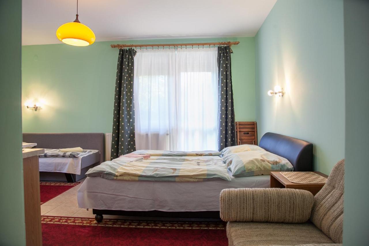 Bed and Breakfast Izabella Panzio Hajdúszoboszló Exterior foto