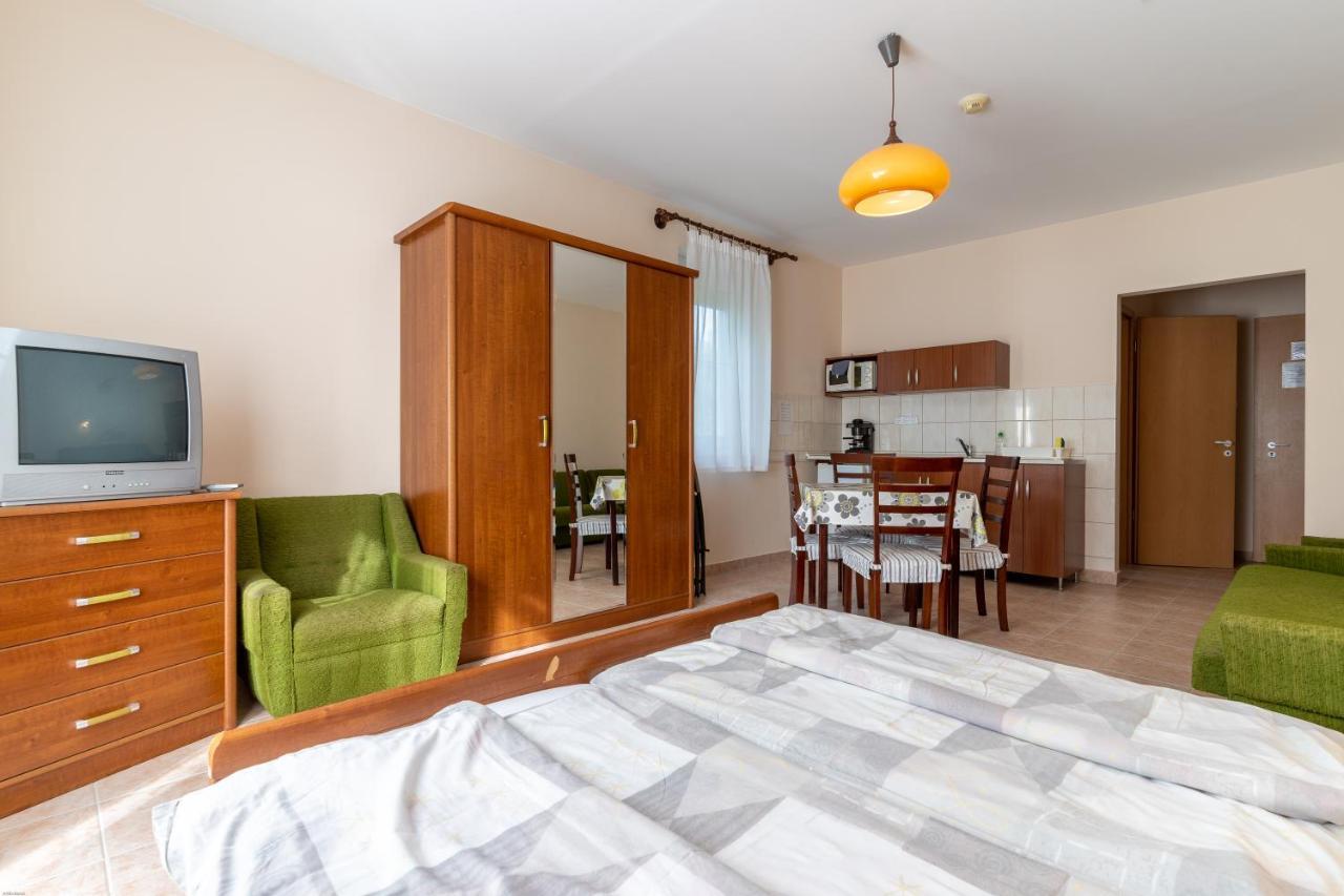 Bed and Breakfast Izabella Panzio Hajdúszoboszló Exterior foto