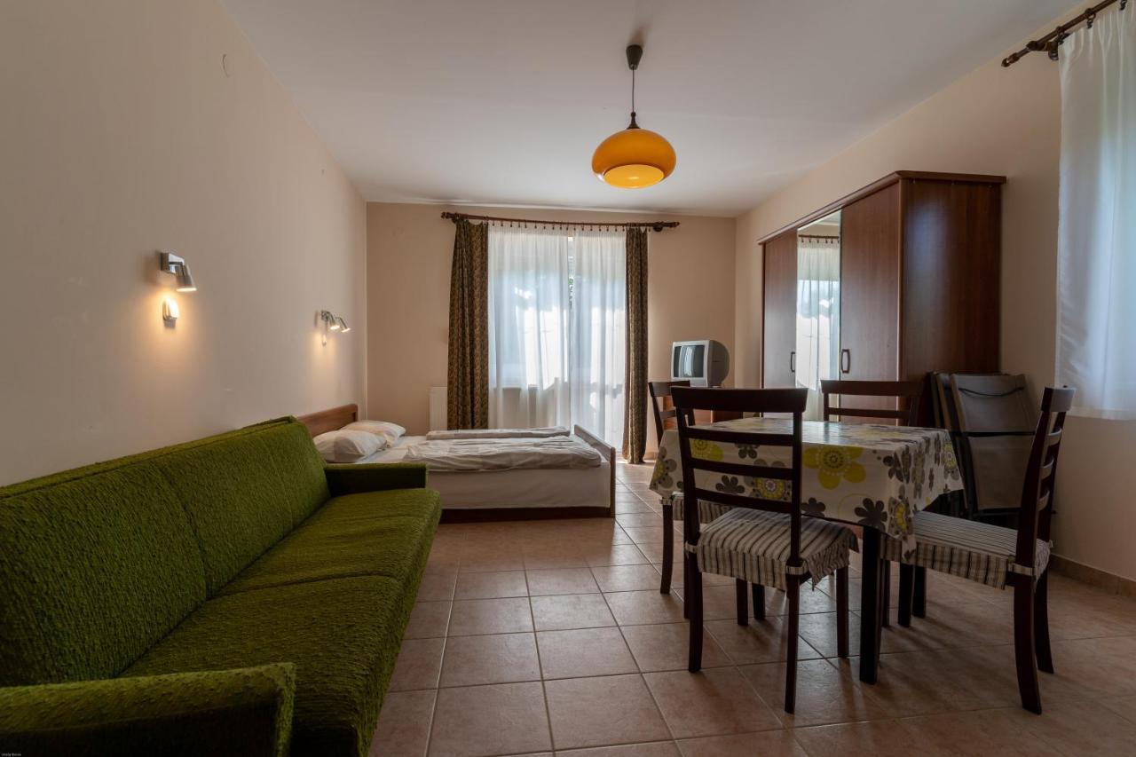 Bed and Breakfast Izabella Panzio Hajdúszoboszló Exterior foto
